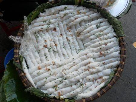 Bánh mướt: Nhìn có vẻ giống bánh cuốn ngoài Bắc nhưng nó lại có hương vị thơm ngon rất riêng.. Nguyên liệu chính để làm bánh mướt là gạo tẻ, đem xay nhuyễn thành bột, ngâm trước khi đem lên tráng. Bánh sau khi làm xong sẽ có độ dai và mịn. Món bánh mướt này có thể ăn kèm với thịt nướng, chả lụa… Đây là một món ăn sáng thơm ngon rất được nhiều người yêu thích.