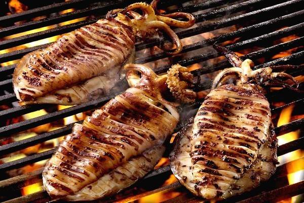 Mực trộn tép bưởi: Mực trộn tép bưởi là món ăn thú vị hơn cả trong tất cả các món ngon được chế biến từ mực. Món này là thứ đặc sản dùng để ăn chơi sau ngày dài thăm thú, tắm biển Cửa Lò. Đầu bếp phải khéo léo chọn loại bưởi ngon và chế biến tỉ mỉ mới tạo ra được món ăn có mùi rất lạ, hấp dẫn này.