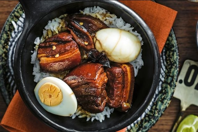 Đến Đài Nam, bạn đừng quên nếm thử món cơm thịt kho tàu ở nhà hàng Fu Tai. Nhiều thực khách cho biết miếng thịt kho tàu ở đây mềm mịn và như tan ra khi bỏ vào trong miệng.