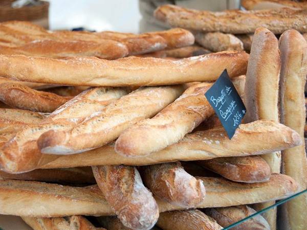 Bánh mì baguette tươi - biểu tượng của ẩm thực Pháp, ăn kèm phô mai gruyère hoặc brie rất ngon