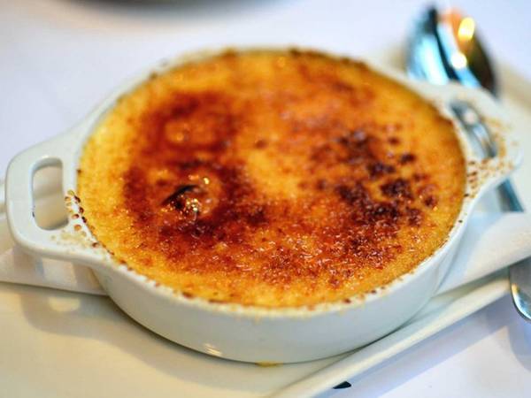 Crème brûlée với lớp caramel giòn và kem trứng béo ngậy