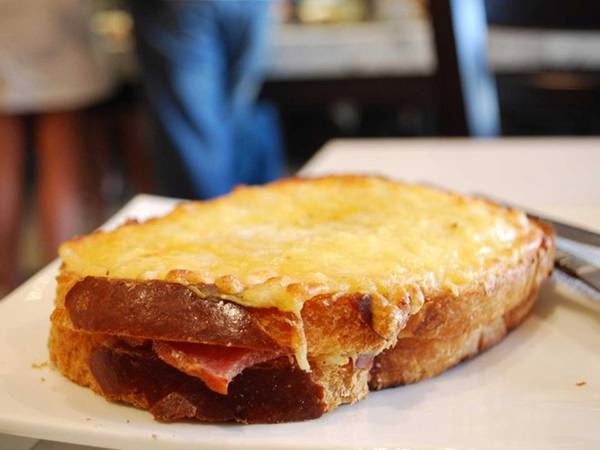 Sandwich phô mai nướng với jambon và gruyere tan chảy