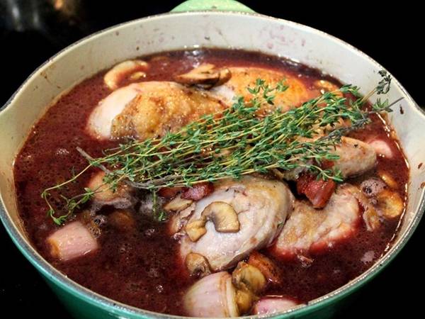 Gà coq au vin om rượu vang đỏ đặc trưng ẩm thực Pháp