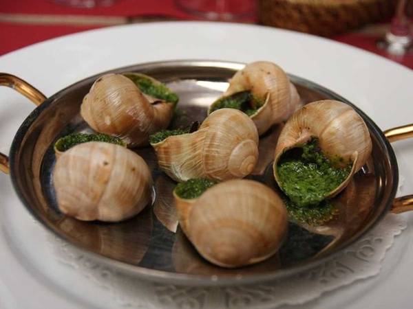 Escargot - ốc sên Pháp ăn kèm bơ tỏi tại Paris