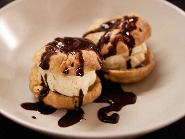 Profiteroles - bánh Pháp đầy kem vanilla và sốt chocolate