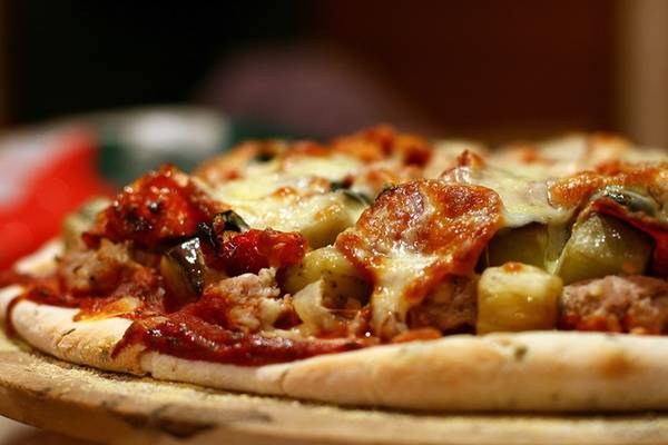 <strong>Pizza (Italy): </strong>Tất nhiên bạn không thể bỏ qua pizza khi tới Italy, quê hương của món ăn được nhiều người yêu thích trên thế giới. Lớp đế giòn tan với phần nhân phong phú và phô mai ngon tuyệt sẽ làm hài lòng bất cứ thực khách nào. Ảnh: Wikipedia.