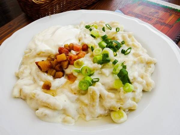 <strong>Bryndzové Halušky (Slovakia): </strong>Món ăn truyền thống của Slovakia này được làm từ khoai tây, phô mai cừu và thịt hun khói. Vị ngậy của khoai tây với phô mai và vị đậm đà của thịt hun khói khiến du khách khó lòng quên được. Ảnh: Happinessplunge.com.