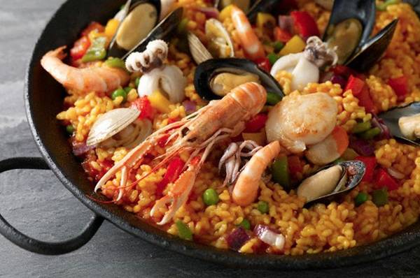 <strong>Paella (Tây Ban Nha): </strong>Với nguyên liệu phong phú, gồm hải sản, các loại thịt và rau củ khác nhau, món ăn đậm đà của Tây Ban Nha này có hương vị riêng và mùi hương đặc biệt quyến rũ. Ảnh: Kusinamaster-recipes.com.