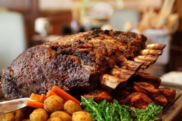 <strong>Món nướng ngày chủ nhật - Sunday Roast (Anh): </strong>Vào thế kỷ 19 và đầu thế kỷ 20, công nhân nhà máy chỉ được nghỉ chủ nhật. Đó là thời gian món Sunday Roast xuất hiện và trở nên phổ biến bởi món này rất hợp với các buổi tụ họp của gia đình, bạn bè. Sunday Roast thường có thịt nướng, khoai tây hoặc khoai tây nghiền, bánh pudding, rau củ và nước sốt thịt. Ảnh: Mrsoaroundtheworld.com.