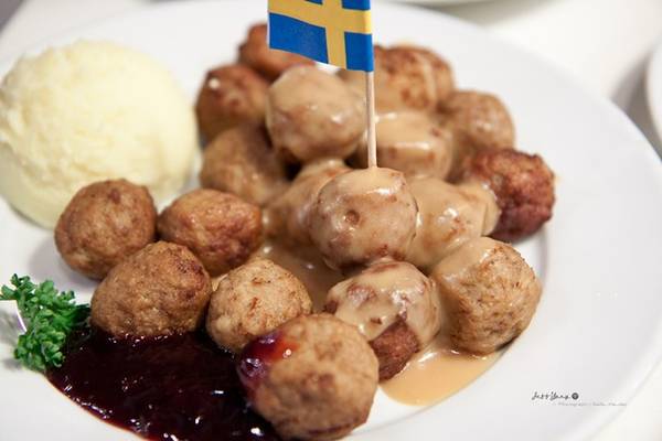 <strong>Köttbullar (Thụy Điển): </strong>Về cơ bản đây là món thịt viên được làm từ thịt xay trộn thêm các nguyên liệu khác như vụn bánh mì, hành băm, trứng, bơ... Các viên thịt được rán, nướng hoặc sốt, đem lại mùi vị hấp dẫn khó quên. Ảnh: Flickr.com.