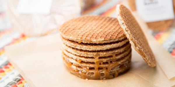 <strong>Stroopwafel (Hà Lan): </strong>Bánh quế được làm từ hai lớp bánh mỏng với nhân siro ở giữ và nướng giòn. Đây là món ăn vặt phổ biến, được bày bán trên nhiều con phố ở Hà Lan. Ảnh: Huffingtonpost.