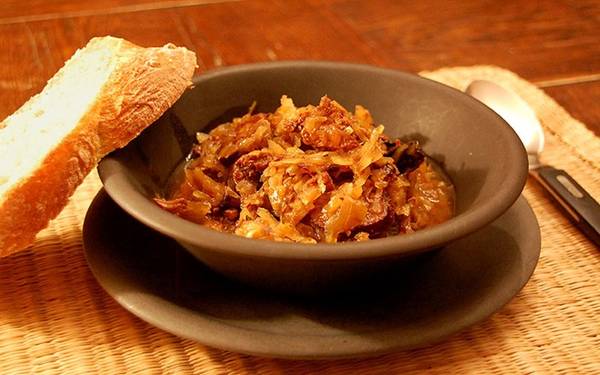 <strong>Bigos (Ba Lan): </strong>Còn được gọi là “món hầm của thợ săn”, trước kia Bigos thường được nấu vào đầu mùa săn bắn, hiện tại bạn có thể thưởng thức quanh năm. Món này được nấu từ nhiều loại thịt (lợn, thỏ..), xúc xích, rau củ, thường là khoai tây, thêm mật ong, nấm và các loại gia vị khác, ăn kèm với khoai tây nghiền hoặc bánh mì lúa mạch đen. Ảnh: Rafalkosik.