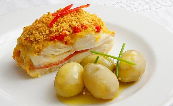 <strong>Bacalhau (Bồ Đào Nha): </strong>Bacalhau có nghĩa là cá tuyết muối trong tiếng Bồ Đào Nha. Đây là nguyên liệu của hơn 1.000 công thức, khiến bạn có thể ăn từ ngày này sang ngày khác mà không ngán. Ảnh: Portugal7days.