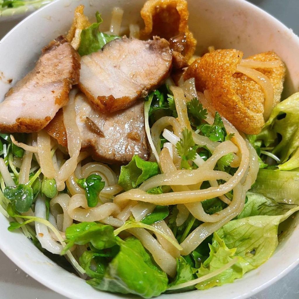 Cao lầu Hội An với rau tươi và thịt xá xíu
