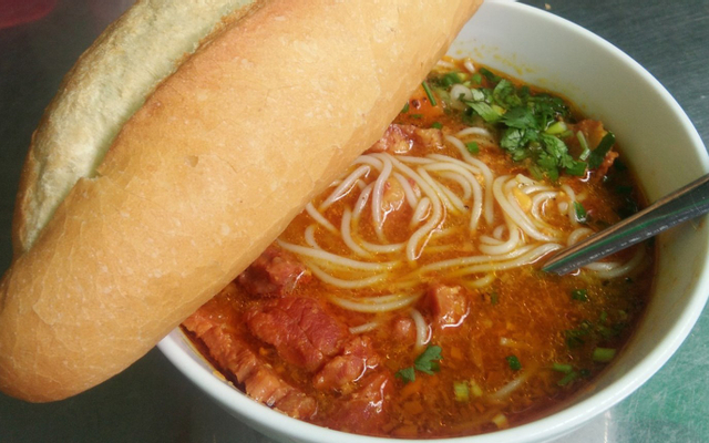 Bún cà ri bò ăn kèm bánh mì