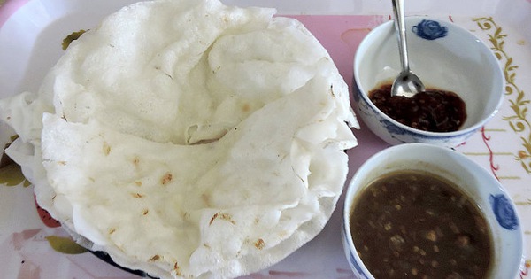 Hến xào ăn kèm bánh đập tại Hội An