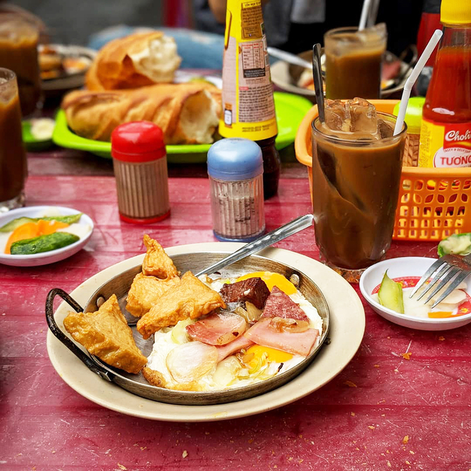 Bánh mì chảo  Nổi tiếng nhưng hơn 50 năm qua, tiệm bánh mì Hoà Mã vẫn giữ đặc điểm là chiếc xe nhỏ phía trước chứ không trở thành cửa hàng sang trọng, không kinh doanh cả ngày mà chỉ bán vào buổi sáng. Không riêng người địa phương, đây còn là điểm ẩm thực được du khách trong và ngoài nước tìm đến mỗi lần có dịp đến Sài Gòn.