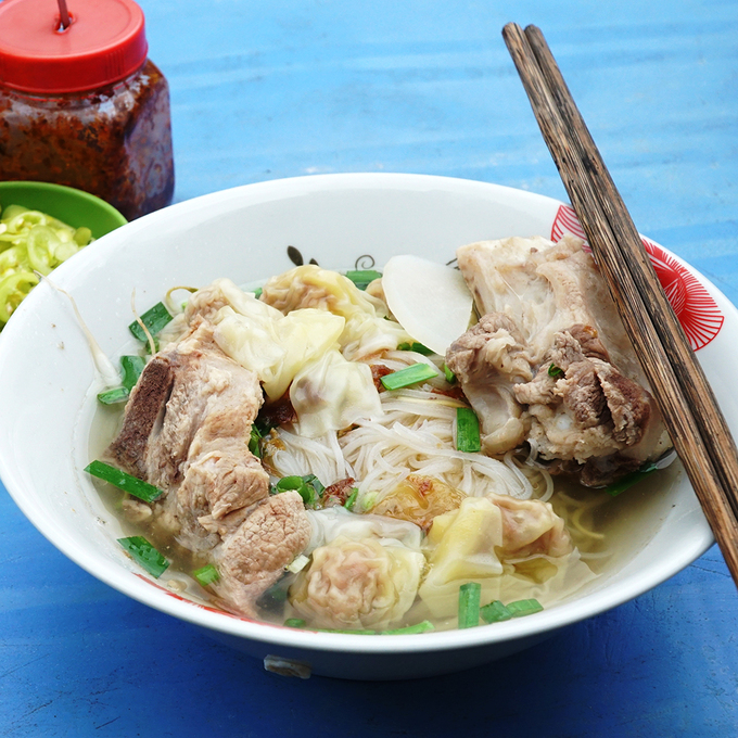 Hủ tiếu  Sẽ không quá khó khăn để bạn tìm một hàng hủ tiếu dù ở trung tâm hay ngoại ô thành phố. Hủ tiếu có lẽ là món có nhiều biến tấu nhất, thực khách có thể ăn hủ tiếu gà, heo, đồ lòng, xương, sườn, sa tế hoặc ăn kèm hoành thánh...
