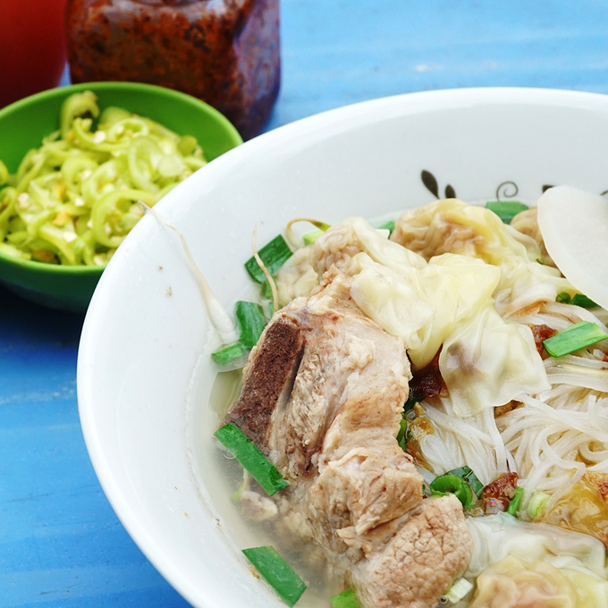 Thực khách có thể tìm đến quán hủ tiếu Thanh Xuân trên đường Tôn Thất Thiệp (quận 1), hủ tiếu sa tế Tô Ký trên đường Gò Công (quận 5) hay hủ tiếu Phú Quý trong chợ Hồ Thị Kỷ (quận 10). Giá trung bình cho món ăn này từ 30.000 đồng.