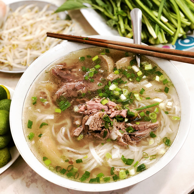 Phở  Sự khác biệt rõ rệt nhất giữa tô phở Sài Gòn và Hà Nội có lẽ phải kể đến đĩa giá trụng hoặc để sống. Người Sài Gòn còn ăn phở kèm ngò gai, húng quế, húng láng, ngò ôm, hành lá và một số loại rau thơm khác. Ai thích thứ nào thì lấy bỏ vào tô. Hương vị sẽ không trọn vẹn nếu thiếu chút tương ớt đỏ, tương đen, miếng chanh, lát ớt.  Phở ở Sài Gòn thường được bán theo 5 kiểu: "chín, tái, gân, nạm, gầu". Ngoài ra còn có các món phở giò, phở bò sách, phở gà, phở không thịt hoặc phở bò viên.