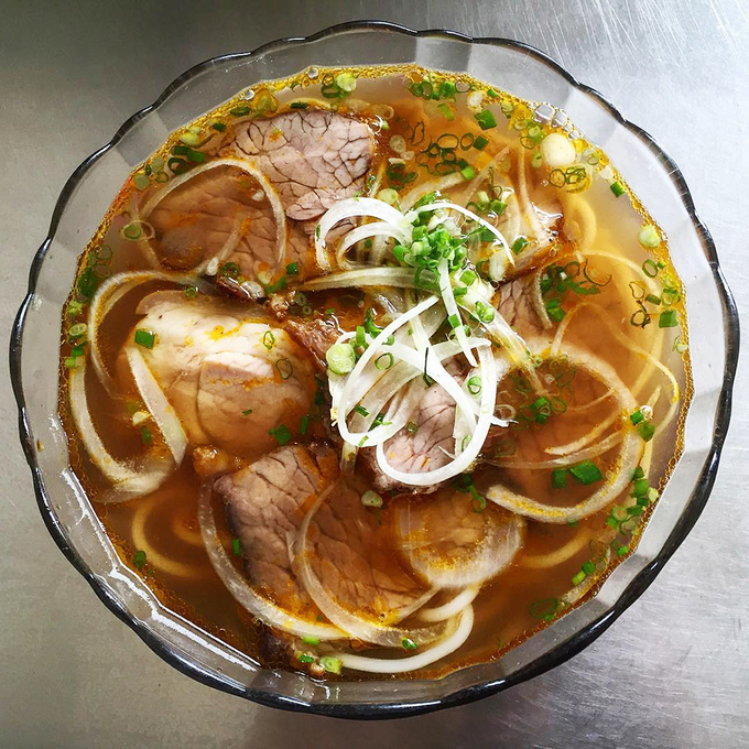 Bún bò Huế  Bún bò Huế không xuất phát từ Sài Gòn nhưng vẫn là món ưa thích của nhiều thực khách. Món ăn có vị cay nồng, thơm và no lâu. Nước lèo nổi bật màu đỏ đặc trưng, thường được hầm xương bò với sả. Tô bún đầy đủ phải có vài lát thịt bò, chả lụa, giò heo, hành lá... Buổi sáng, quán bún bò Huế chú Há trên đường Võ Văn Tần là địa chỉ được nhiều thực khách ghé chân. Mỗi phần ăn có giá từ 45.000 đồng.