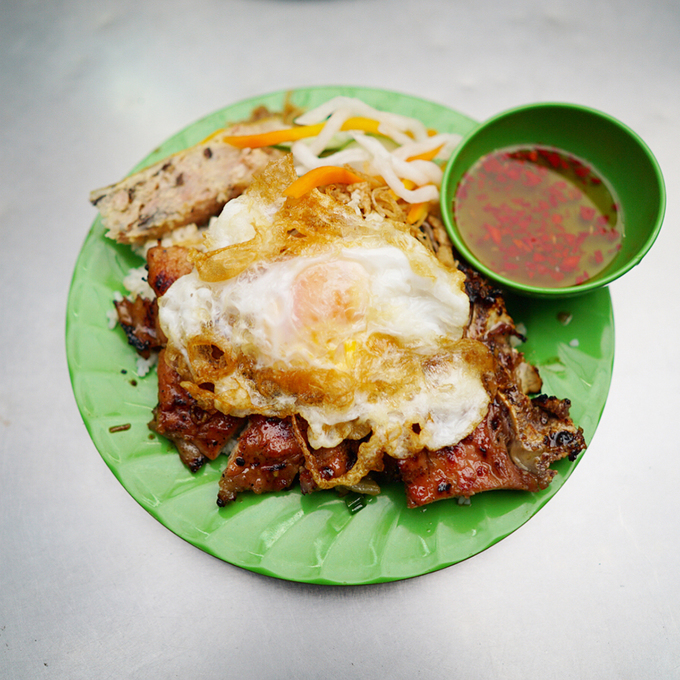 Cơm tấm  Cơm tấm là món ăn được bán ở mọi thời điểm trong ngày. Nằm trên đường Đặng Văn Ngữ, quận Phú Nhuận, quán cơm Ba Ghiền là một trong những địa chỉ có thâm niên ở thành phố. Quán ăn níu chân khách không chỉ bởi hương vị mà còn nhờ kích thước miếng sườn to như lòng bàn tay. Quán còn có nhiều loại đồ ăn kèm như chả, bì, trứng ốp la, trứng chiên, xíu mại, lạp xưởng... Các món này đều nấu theo vị miền Nam, hơi ngọt. Mỗi đĩa cơm có giá thấp nhất là 44.000 đồng, giá tiền sẽ tăng thêm theo lượng đồ ăn kèm mà khách gọi. Quán mở cửa từ 8h.