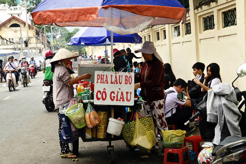 Phá lấu bò ăn vặt Sài Gòn tại hàng quán đường phố