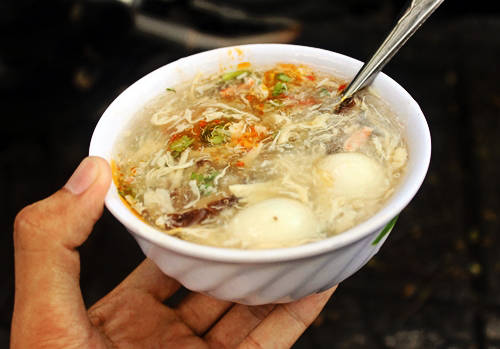 Chén súp cua nóng hổi bưng ra bắt mắt với màu xanh của hành lá, đo đỏ của tôm, mùi thơm từ những hạt tiêu sẽ làm bạn không khỏi xuýt xoa. Ảnh: Đồng Diệp Huyền