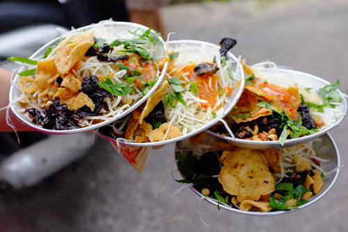 Dĩa gỏi khô bò giòn tan với đu đủ, đậu phộng, và bánh phồng tôm là một trong những món ăn được nhiều bạn trẻ Sài Gòn lựa chọn mỗi khi nhạt miệng. Ảnh: saigonamthuc
