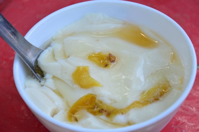 Thưởng thức tàu hũ bên hông chùa Thiên Mụ - món ăn vặt ở Huế khó quên