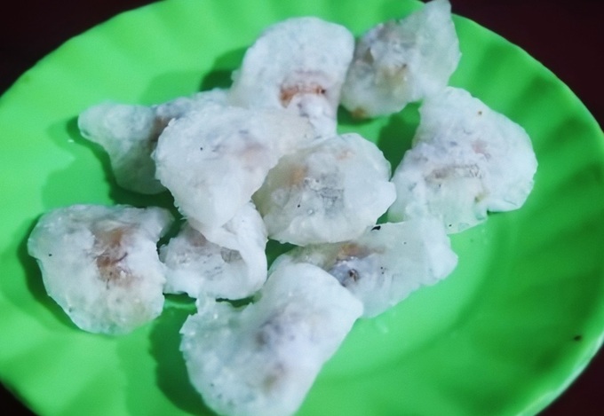Nếu không thích ăn hấp, thực khách có thể thưởng thức món bánh lọc chiên trên đường Thạch Hãn. Một dĩa 10 cái có giá 5.000 đồng. Nơi đây thường tấp nập khách vào buổi chiều, nên đi sớm để có chỗ ngồi đẹp.