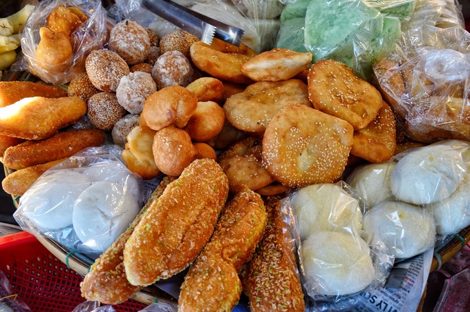 Ngoài ra, đi khắp các chợ Huế và những gánh hàng rong trên đường, thực khách có thể bắt gặp nhiều món bánh ngọt, bánh bò, bánh mì chiên... với giá từ 3.000 đến 5.000 đồng.