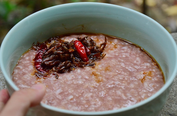 Cháo gạo quen thuộc với nhiều người dân bản địa vào sáng sớm. Món ăn dân dã nhưng thanh tao và dinh dưỡng. Nguyên liệu gồm: gạo lứt, cá bống hoặc cá nục kho kẹo. Cháo được nấu dưới bếp than củi trong nhiều giờ, người nấu phải canh lửa vừa đủ để gạo không nhão nát, giữ được vị thơm và dẻo mềm. Cá kho đậm đà, tránh cháy khét và ngon hơn khi điểm thêm chút ớt. Với 5.000 đồng, bạn có thể thưởng thức món này tại nhiều nơi như: công viên sau lưng thư viện tỉnh (đường Lê Quý Đôn); chân cầu Bến Ngự, đường ray Hồ Đắc Di, đường Nhật Lệ hay số 4 Phan Đình Phùng...