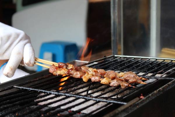 Thịt heo ướp thảo mộc nướng xiên món ăn vặt Tam Á