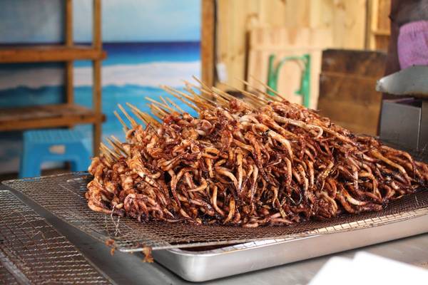 Mực nướng xiên món ăn vặt Tam Á