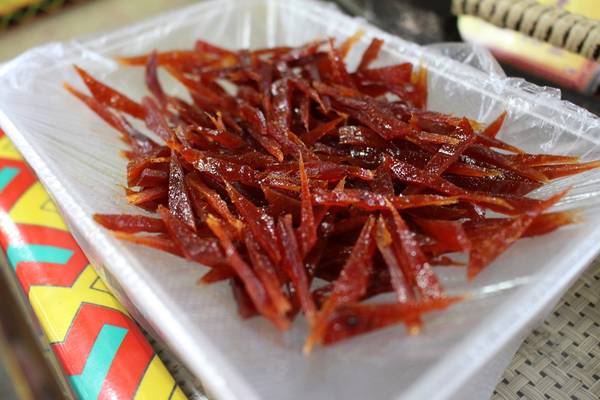 Thịt heo ướp tiêu, có màu đỏ bắt mắt cùng vị cay đặc trưng.