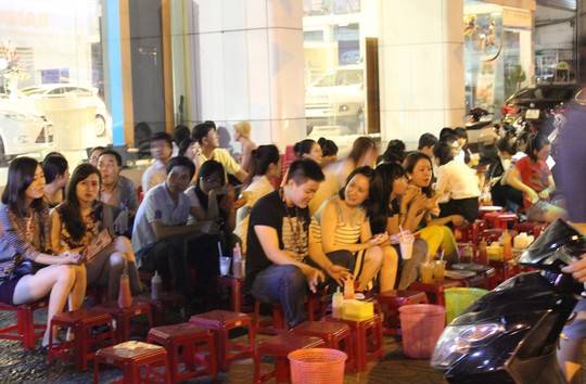 Khánh đến rất đông. Ảnh: Zing News