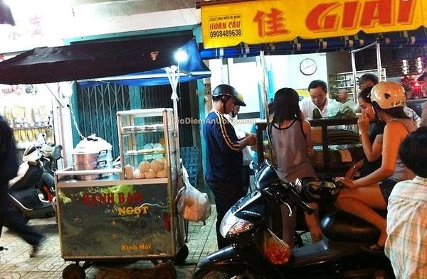 Chỗ bán bánh trứng chỉ là một chiếc xe nhỏ bên cạnh tiệm bán xôi ca dé đông đúc. Ảnh: diadiemanuong