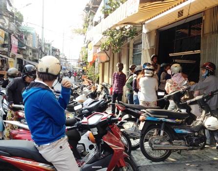 Khách bốc số, xếp hàng để chờ mua bánh tráng trộn. Ảnh: Hồng Châu.