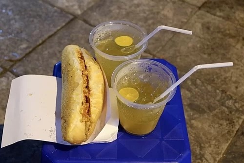 Bánh mì dân tổ Cao Thắng món ăn vỉa hè Hà Nội