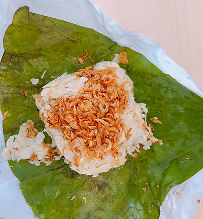 Các loại xôi  Một trong những món ăn giá rẻ mà no bụng nhất phải kể tới xôi. Món này phổ biến vào buổi sáng nhưng nhiều hàng hiện bán cả ngày. Để có được những mẻ xôi thơm dẻo, người bán hàng thường dậy từ 4h sáng để chuẩn bị. Công sức, thời gian bỏ ra nhiều nhưng họ vẫn bán giá rẻ, chủ yếu "lấy công làm lãi". Mỗi gói xôi thường có giá khoảng 10.000 đồng; phụ nữ, trẻ em ăn ít mua 5.000-7.000 đồng cũng đủ lót dạ. Ở Hà Nội có rất nhiều loại xôi như đỗ xanh, đỗ đen, lạc, xéo, ngô, dừa... Ảnh: Thanh Ngọc.