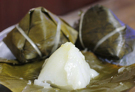 Bánh giò  Hầu như ở khu chợ nào ở Hà Nội cũng có hàng bán bánh giò với mức giá 8.000 - 15.000 đồng. Lớp vỏ làm từ bột gạo, nhân thịt lợn, mộc nhĩ... Tuy nhiên, bạn nên chọn những hàng quen để có được bánh ngon, an toàn vệ sinh bởi không ít nơi lựa thịt chất lượng kém, sử dụng các loại gia vị để tạo mùi thơm. Ảnh: Út Liên.