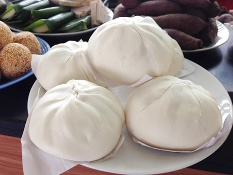 Bánh bao  Những chiếc bánh có nguồn gốc Trung Quốc được chế biến để phù hợp hơn với khẩu vị của người Việt nhiều năm nay. Bên trong lớp vỏ trắng là phần nhân thịt, trứng cút hoặc một phần tư quả trứng gà. Gần đây, các hàng sáng tạo thêm nhiều loại nhân mới với giá cao hơn một chút. Với bữa ăn sáng hay đêm đơn giản, bạn chỉ cần bỏ ra 10.000 đồng mua một chiếc bánh bao và thêm 3.000 đồng mua cốc sữa đậu nành là đủ.