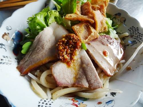 Cao lầu là một món ăn nức tiếng của phố cổ Hội An.