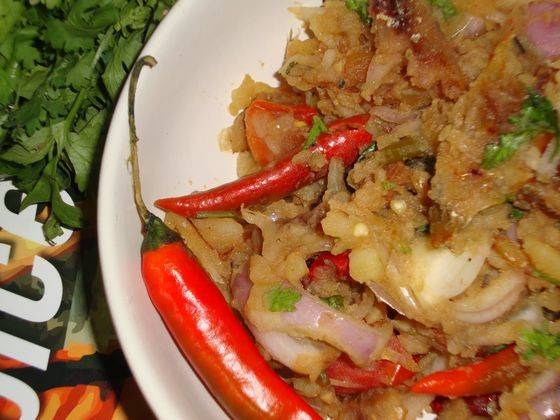 Nahkham - Đặc sản Ấn Độ nấu từ cá khô với tro và rau