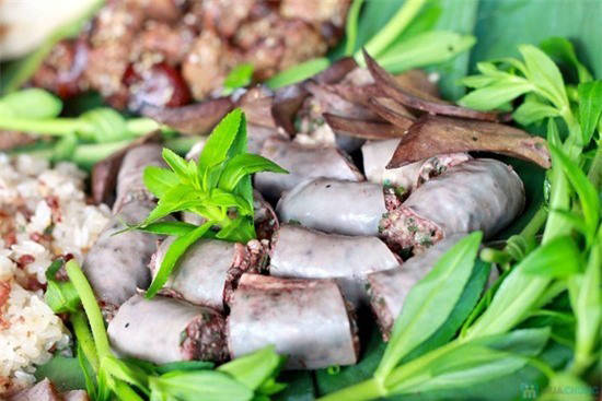 Dồi lợn cắp nách - đặc sản Lào Cai nhỏ nhưng có võ. Ảnh: alobacsi.