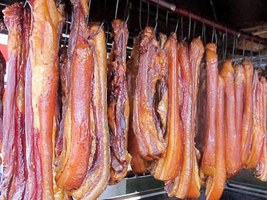 Thịt lợn muối có thịt giòn, rắn chắc. Ảnh: dulichvietnam.