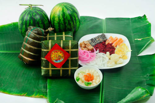 Bánh chưng, bánh tét cùng với mứt kẹo... là những món không thể thiếu ngày Tết. Ảnh: huyhaBánh chưng, bánh tét cùng với mứt kẹo... là những món không thể thiếu ngày Tết. Ảnh: huyha