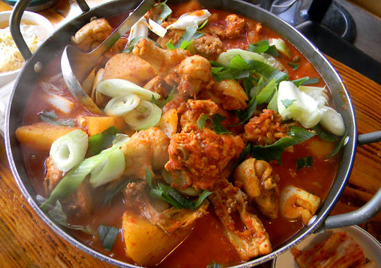 Dak-bokkeum-tang món gà Hàn Quốc xào cay đỏ