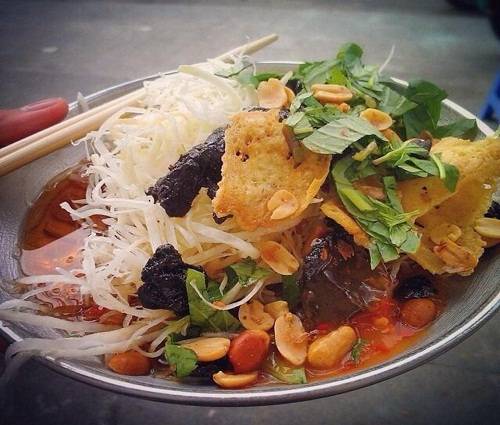 Gỏi khô bò Sài Gòn với đu đủ bào sợi, khô bò, rau thơm và nước chua ngọt